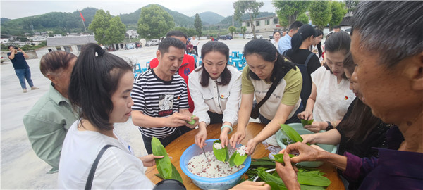 2023-6-21  貴州陽(yáng)光產(chǎn)權(quán)交易所開展我們的節(jié)日·端午節(jié)主題實(shí)踐活動(dòng)暨鄉(xiāng)村振興調(diào)研活動(dòng)9.jpg