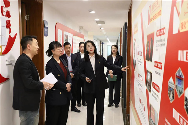 2023-11-27   貴陽產控集團黨委委員、副總經理劉志宏到貴州環(huán)交所調研并座談2.jpg